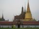 ワット・プラケオの聳え立つ仏塔。手前からセイロン、タイ、クメールの各様式。王宮守護の寺院であり、タイで最も格式が高い。