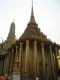ワット・プラケオ中央の仏塔。きらびやかな装飾で覆われている。