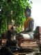 同じく「ワット・プラ・マハタート」にて。破壊を逃れた仏像は、今日も涼やかに微笑んでいる。