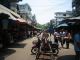 タイからの客で賑わうマーケット。タバコや酒、偽造ブランド品、服などが所狭しと軒を連ねている。店を持たない行商の売り子も多かった。